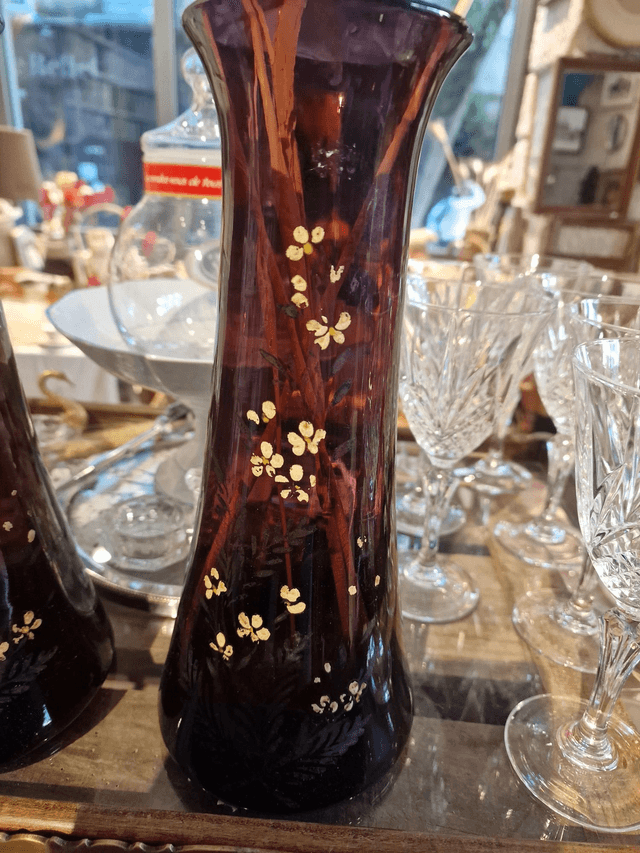 Paire de vase art-déco grenat avec décor floral